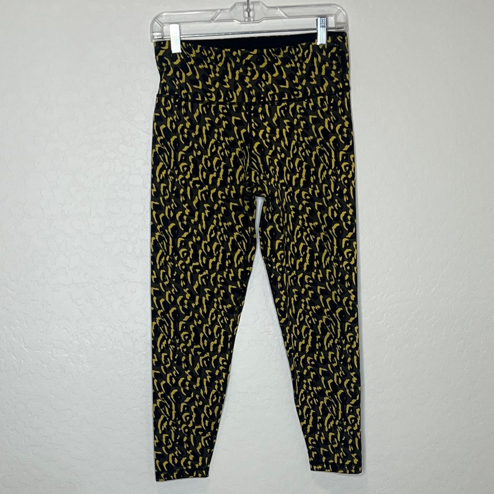 Sweaty Betty 3/4 Length Black and Yellow Patterned Leggings size Medium